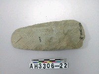 藏品(小型長條舌刃打磨製石斧)的圖片